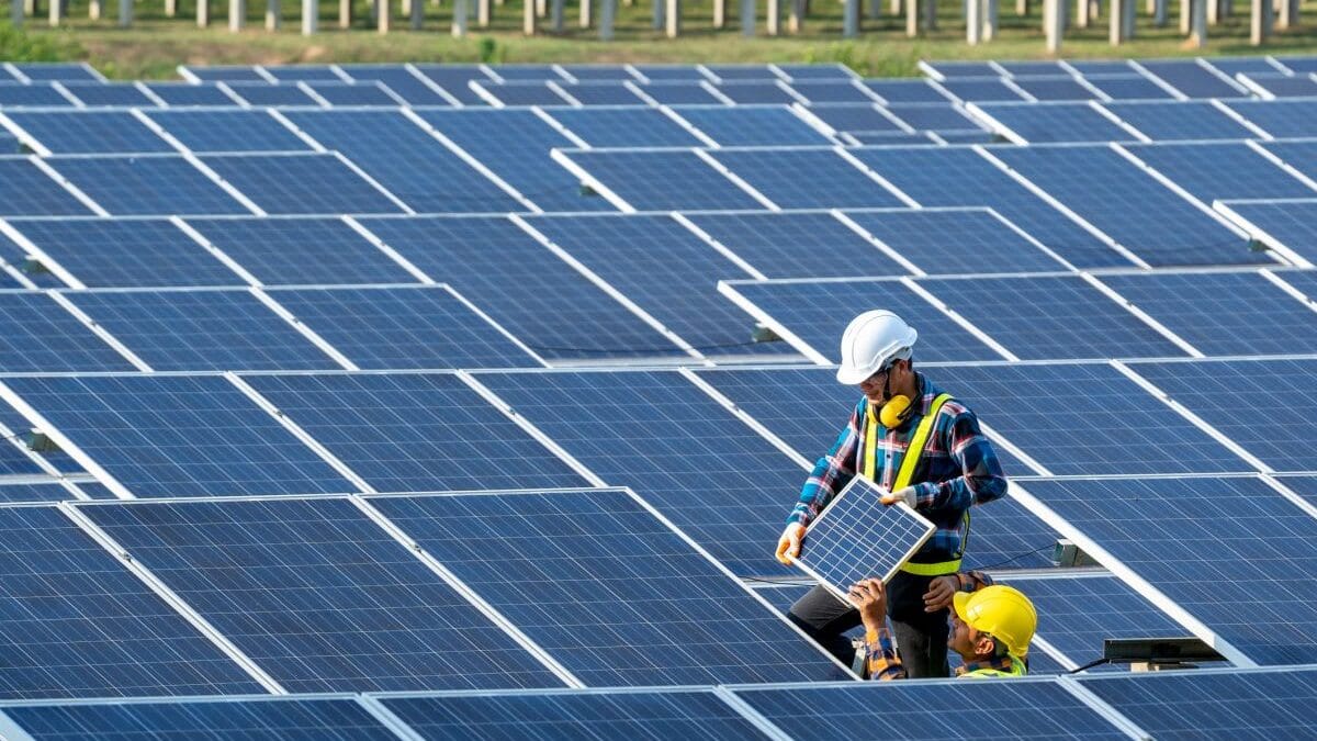 Solární panely na poli - Energobox